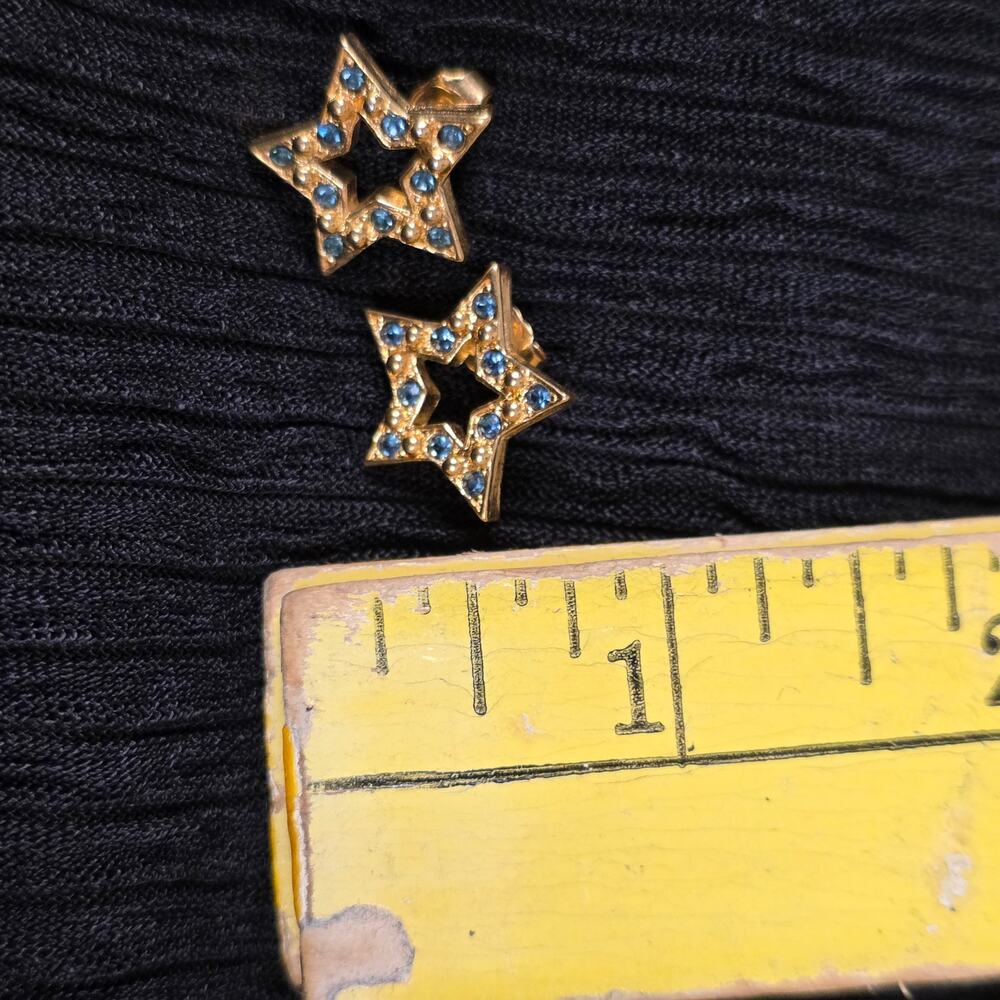 Vintage Avon Sparkle Star Earrings Blue Rhinestone Gold Tone Studs 90s - Picture 2 of 4